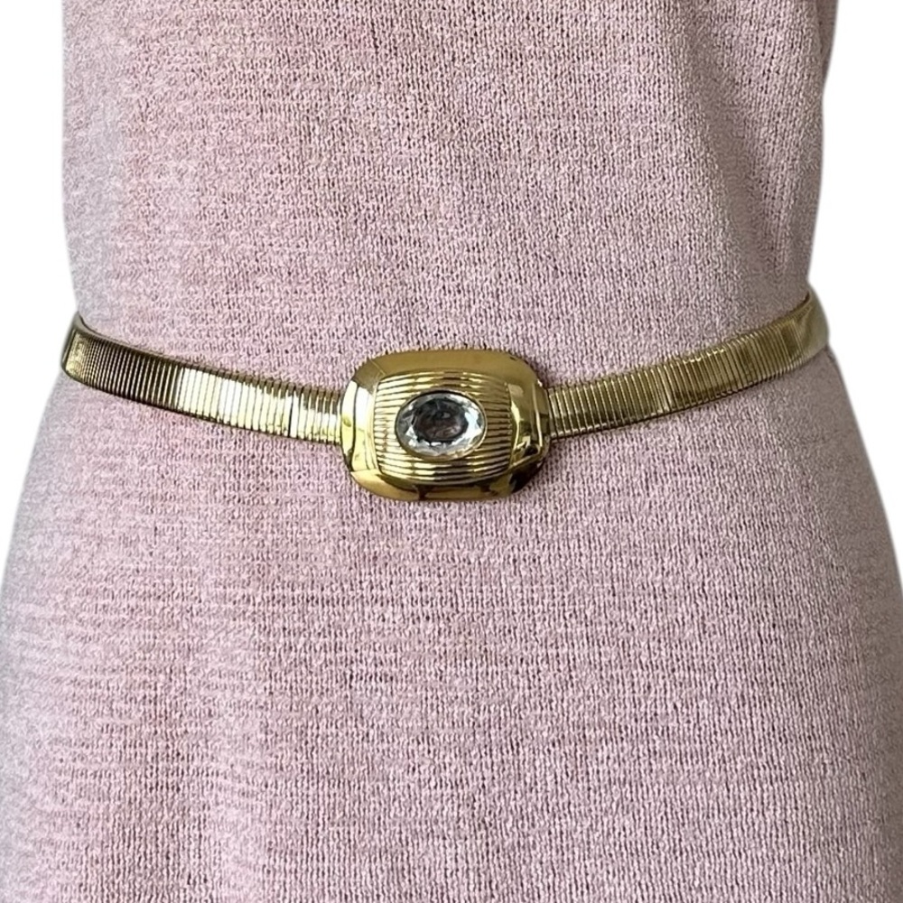 Vintage gold tone flex belt large oval crystal at center of buckle Size‎ 28